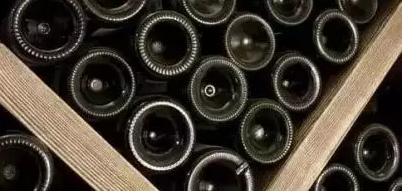 葡萄酒瓶底的凹槽有何作用？