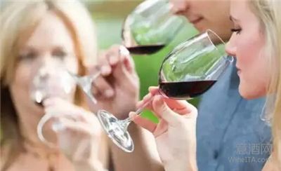 学会这些词，轻松玩转意酒品鉴会！
