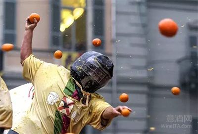 看伊芙蕾亚人怎么庆祝狂欢节：橙子大战