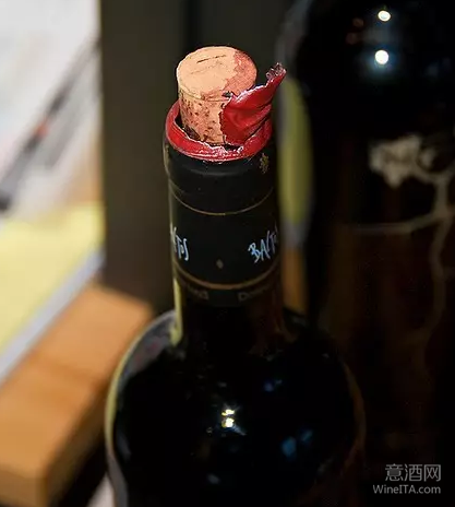 酒塞鼓出来一截是怎么回事？还能喝吗？