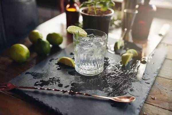 有了这种最适合夏天的烈酒，再热也能喝出好品位