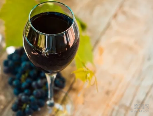 如何挑选口感“甜美”的干红葡萄酒