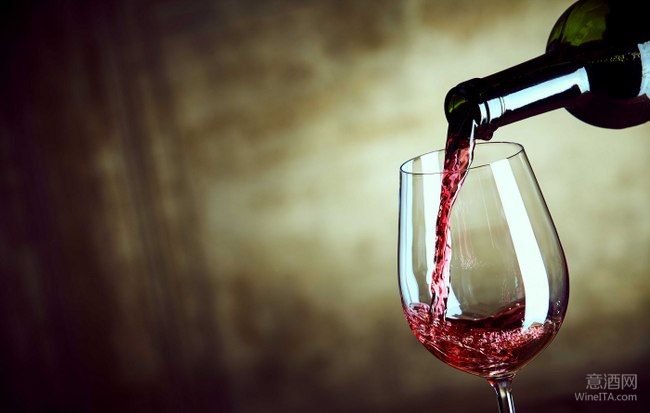 为什么在餐厅喝葡萄酒总比在家喝感受更好？三个侍酒细节决定
